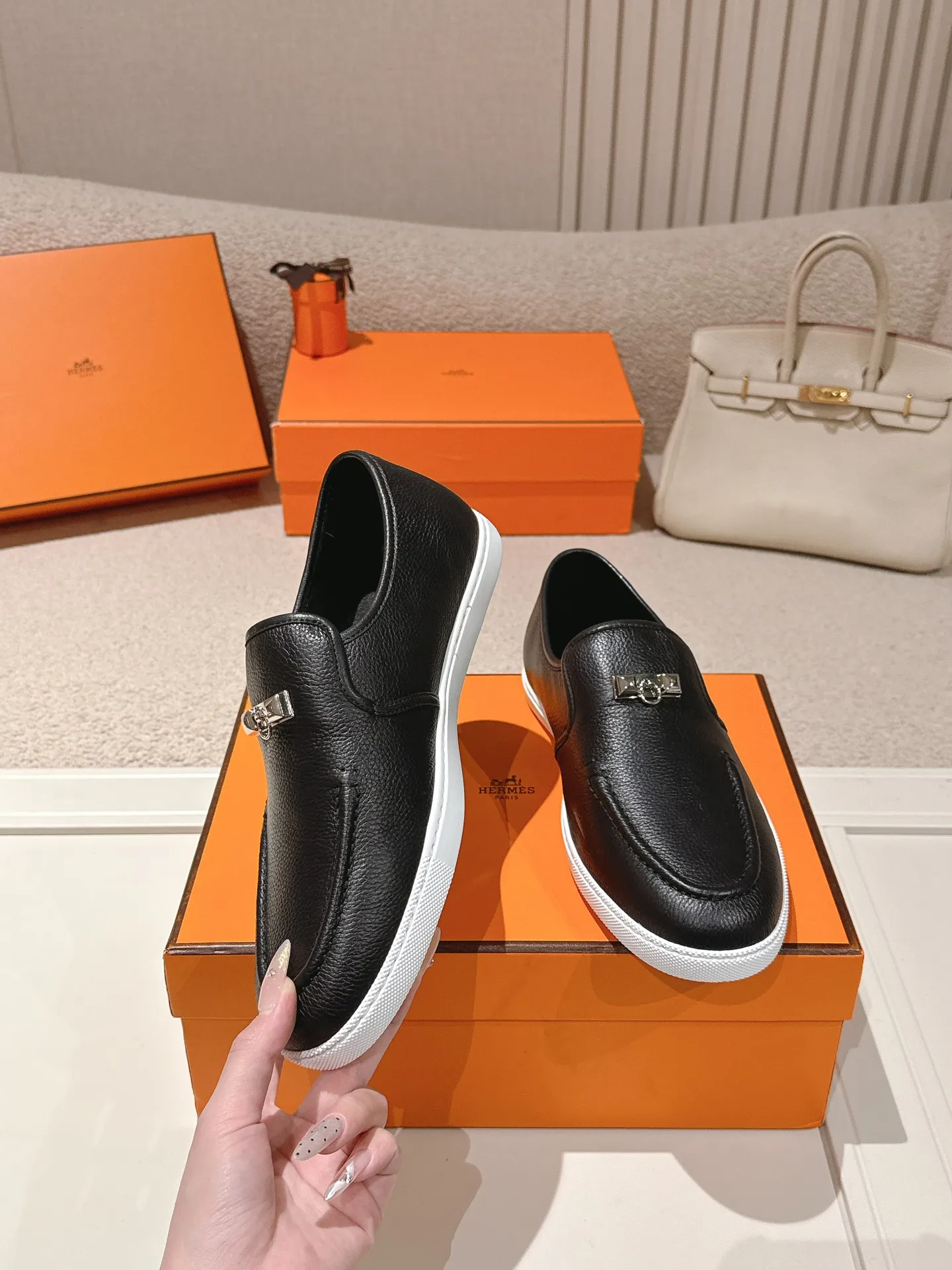 Men's Men's Shoes 600💰 Hermes# Couple Studded Loafers Calfskin and suede goatskin lace-up free sneakers with signature "H" detail. The design is simple and smooth, creating a fashionable urban look. It is comfortable and versatile. H family classics are not outdated, and the delivery counter is exquisitely packaged🛍📦 Fabric: Original customized imported first-layer cowhide/cow down Lining: Imported soft sheepskin Sole: Original open-molded anti-slip TPU material Size: 35-45